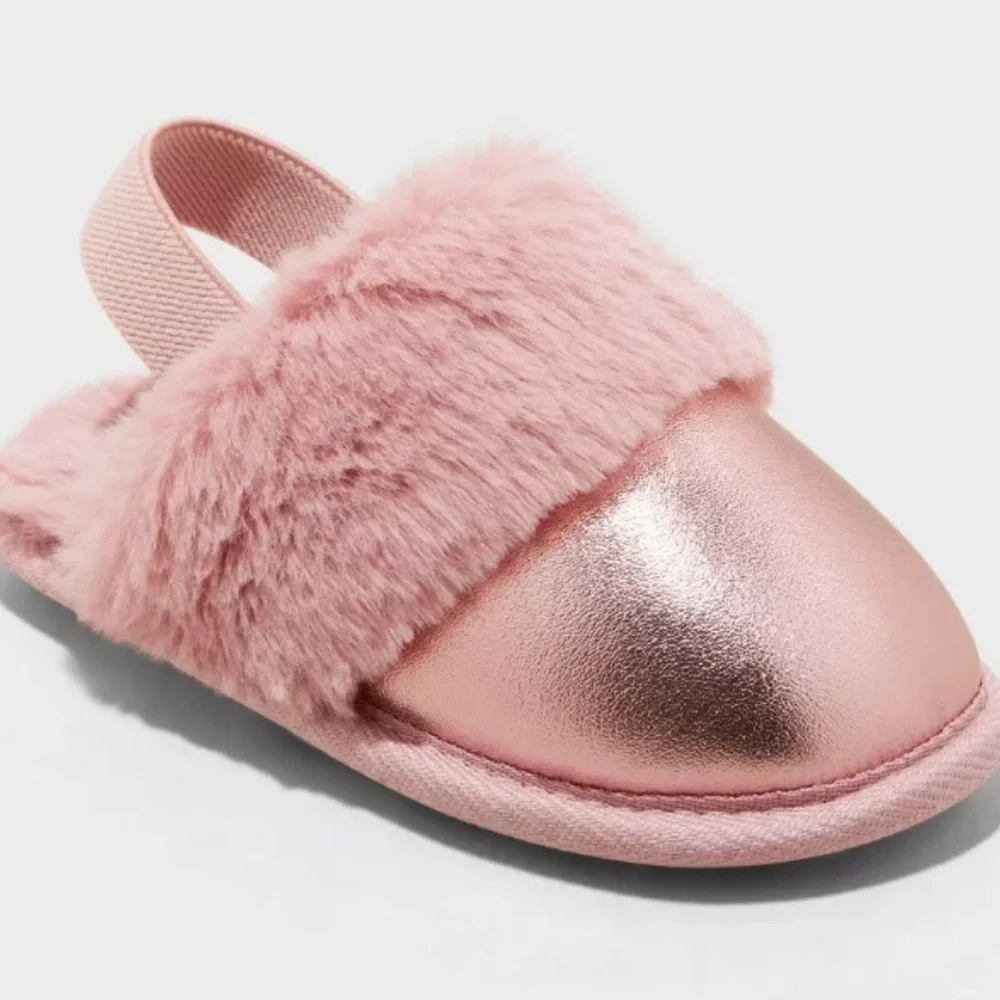 Cat & Jack- Toddler Lila Metallic Cozy Pink Furry Kids Slippers. Size Sm 5/6